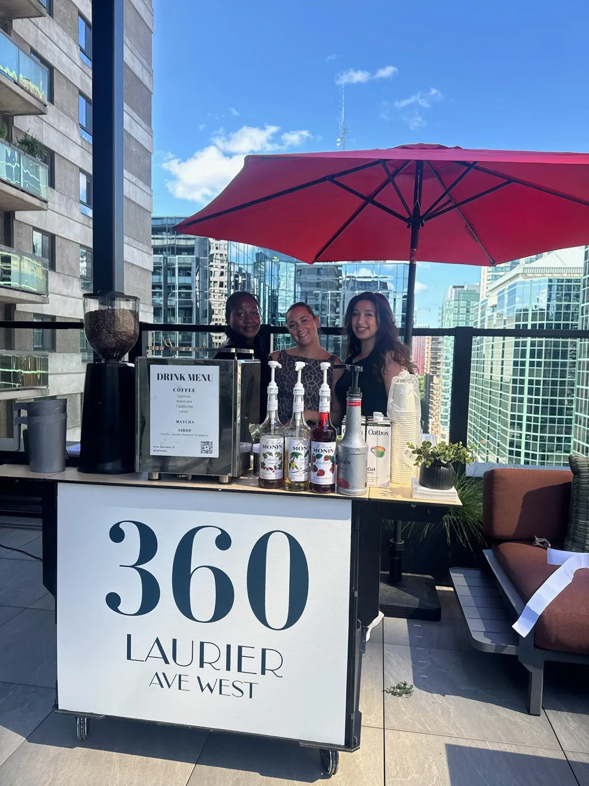 Chariot espresso Qahwa Bar servant les invités au 360 Laurier