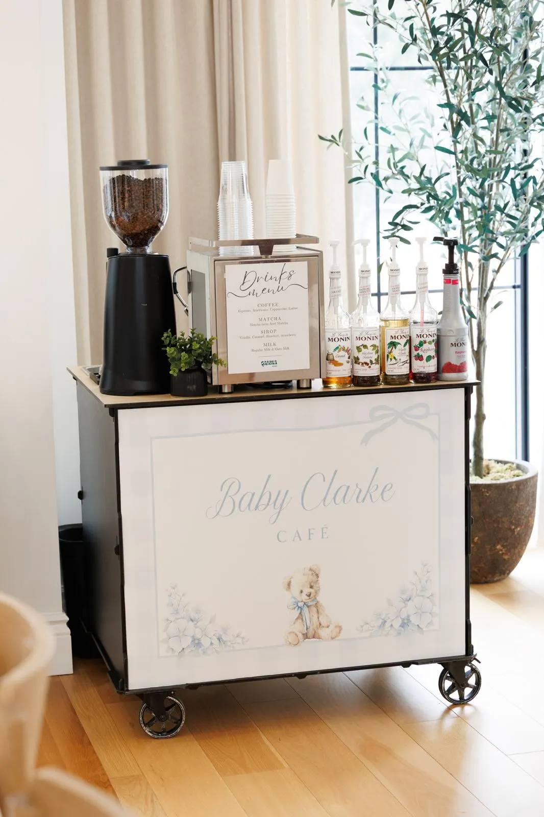 Chariot espresso Qahwa Bar servant les invités chez Baby Clark