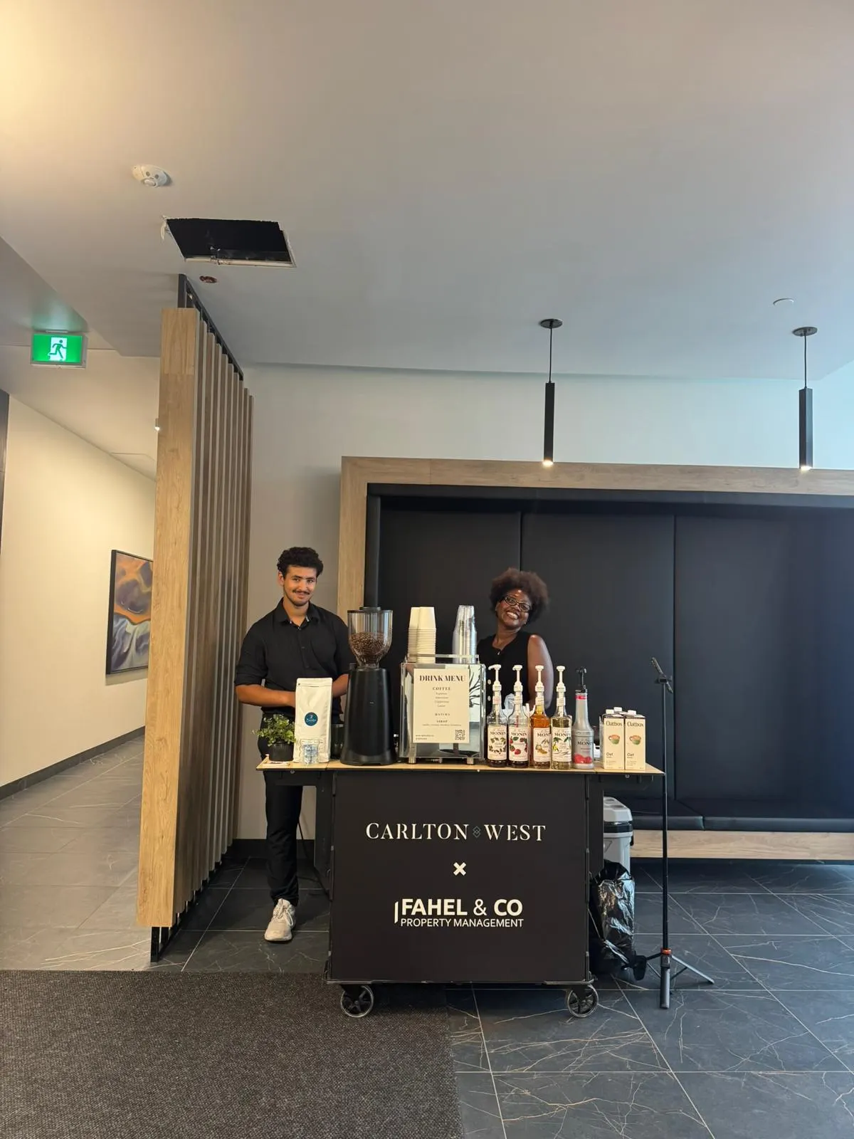 Chariot espresso Qahwa Bar servant les invités chez Carlton West