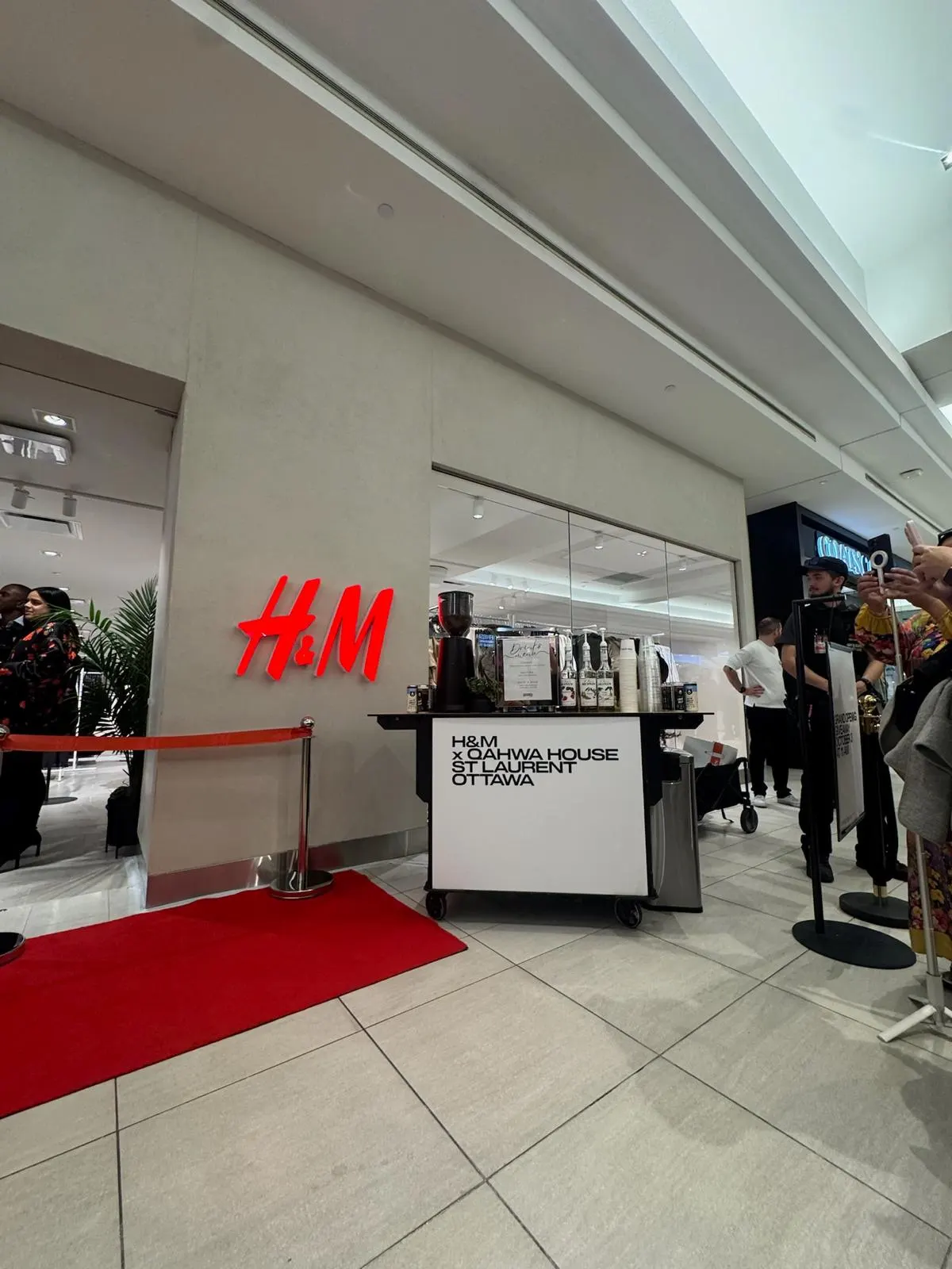 Chariot espresso Qahwa Bar servant les invités chez H&M